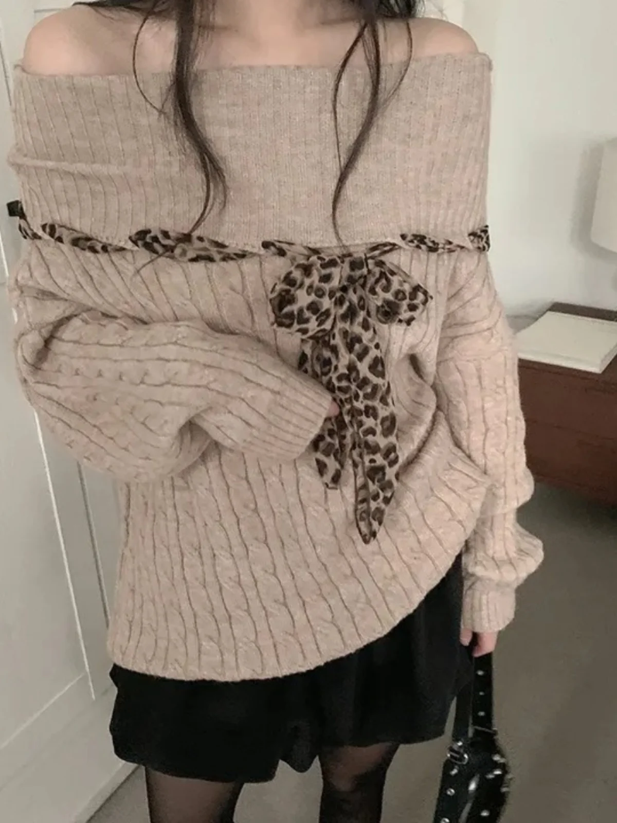 

Весна 2025: Женский сексуальный трикотажный топ на одно плечо с пэчворком, открытыми плечами, чувственными лентами и свободным кроем, длинный рукав.