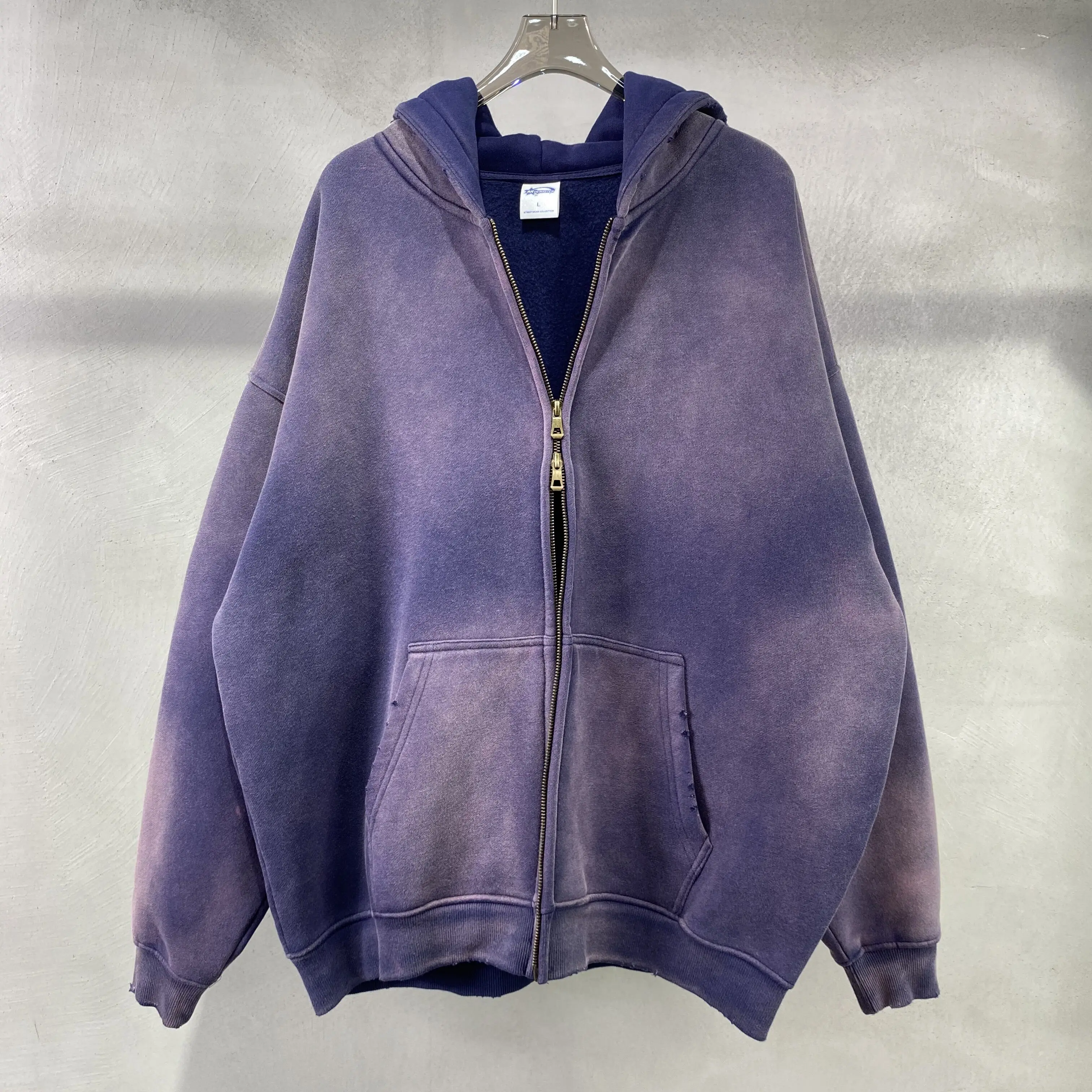 Winterverdikte, gespray-geverfde vintage hoodie met dubbele ritssluiting uit 2023,