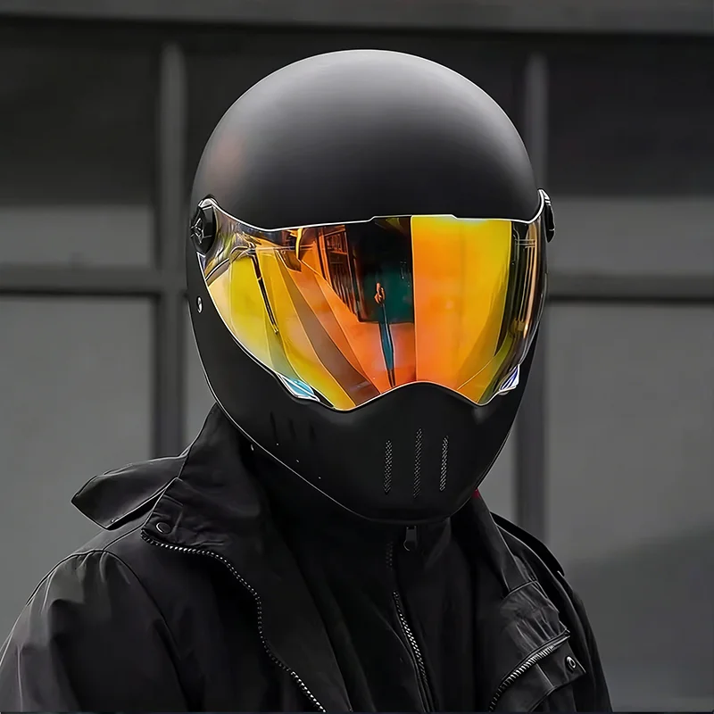 

Шлем в стиле агрессивного стрит-файтера с наклейками, легкий корпус из поликарбоната, множество вентиляционных отверстий, высокая стабильность на высокой скорости