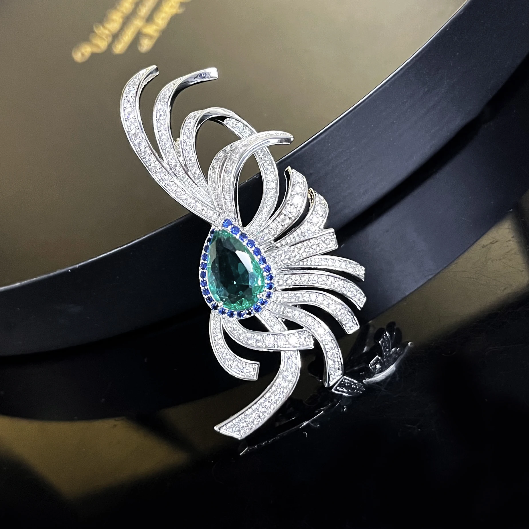 Exquisite Zircon Feather Brooch Pins for Women Man Suit Clothing Corsage Broche Luxury Temperament Coat Suit Accessories Jewelry