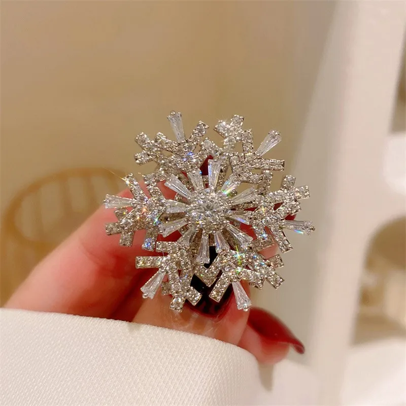 Fashion Snowflake Zirconia Rotatable Brooch Super Beauty Senior Sense Three-dimensional Corsage Temperament Clothing Accessories