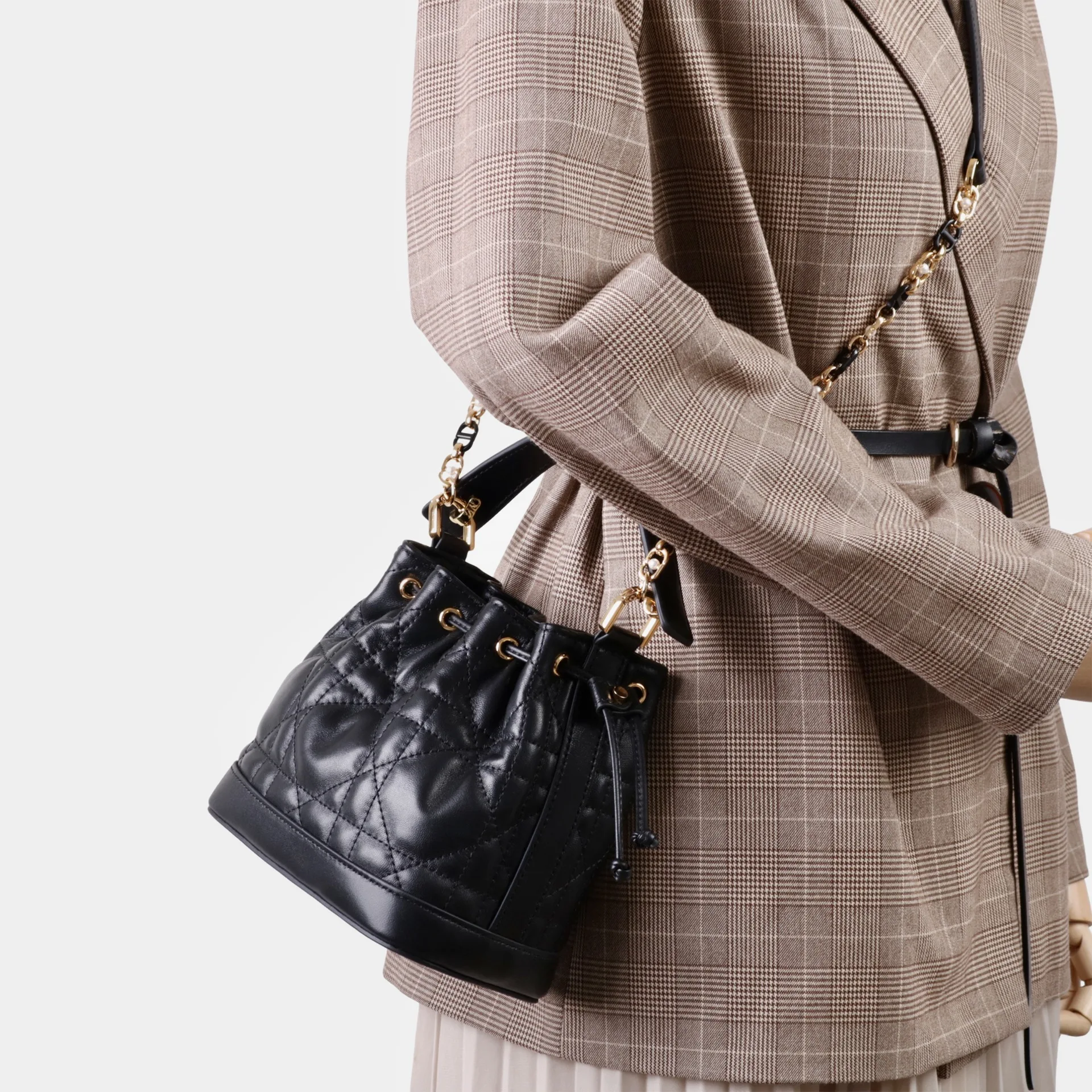 

Diamond-pattern Chain Handle Mini Bucket Bag with Drawstring, High-end Commuter Shoulder Bag