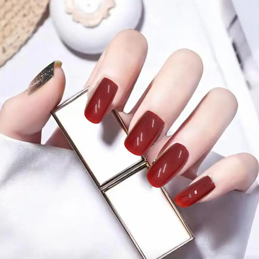 The mid-length square solid wine red manicure creates a festive atmosphere.