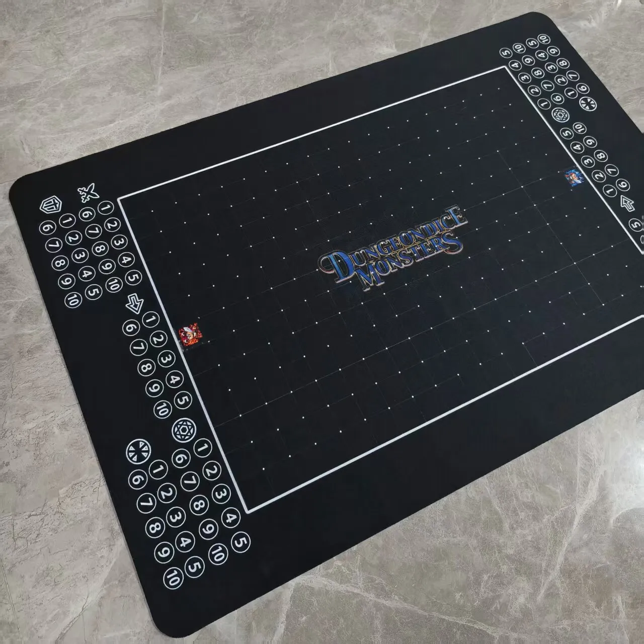 600x400mm Yu-Gi-Oh! DIY Dungeon Dice Monsters Sammelkarten-Spielmatte 2mm nahtloser Rand Einzelne Gummi-Brettspiel-Kartenmatte Spielzeuggeschenke