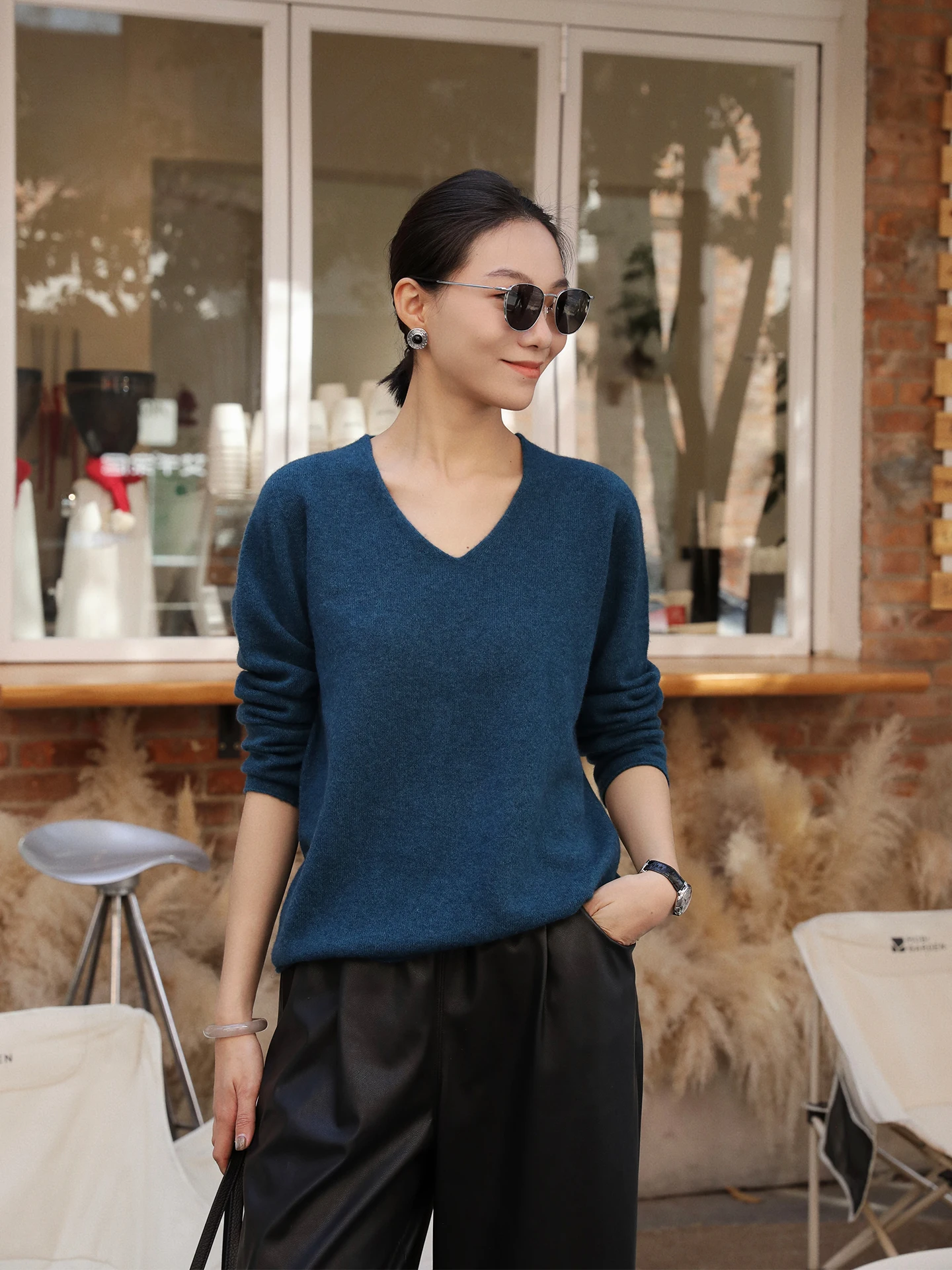 

Свободная женская вязаная базовая кофта с V-образным вырезом, мягкая и уютная, новая весенняя коллекция, синяя, в расслабленном стиле, с длинным рукавом, из смесовой шерсти, для повседневной носки