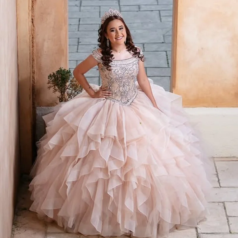 Vestido quinceanera rosa claro, ombro de fora, glitter, decalque, cauda, tull, renda, camadas, vestidos de 15 quinceanera ﻿ Personalizado
