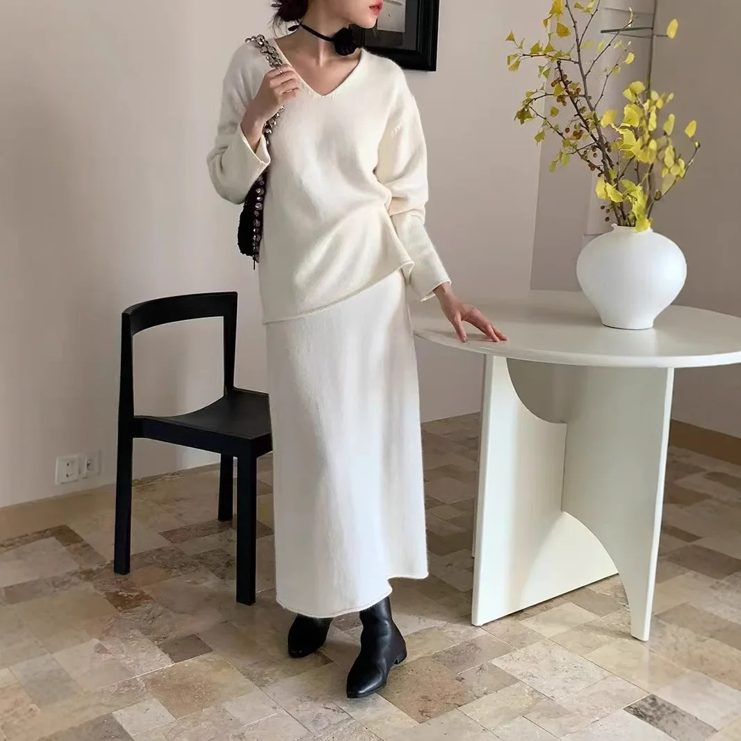 سترة محبوكة برقبة على شكل حرف v نصف تنورة طقم نسائي مكون من قطعتين لخريف وشتاء 2025 طقم فستان صوفي جديد #2