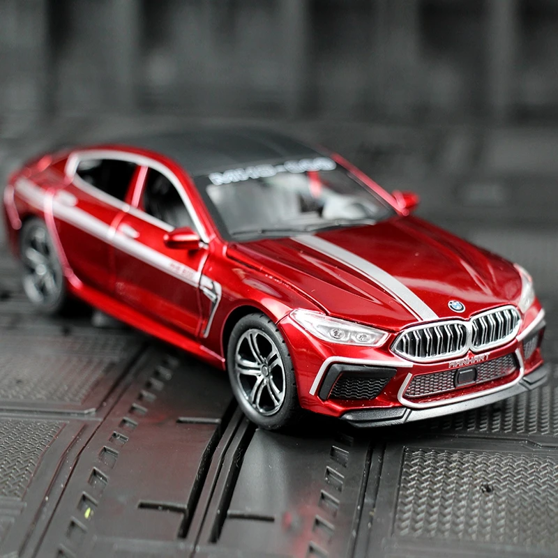 Colección de adornos de modelo de coche de aleación BMW M8 1:32, puertas y capó de motor, el maletero se puede abrir para niños