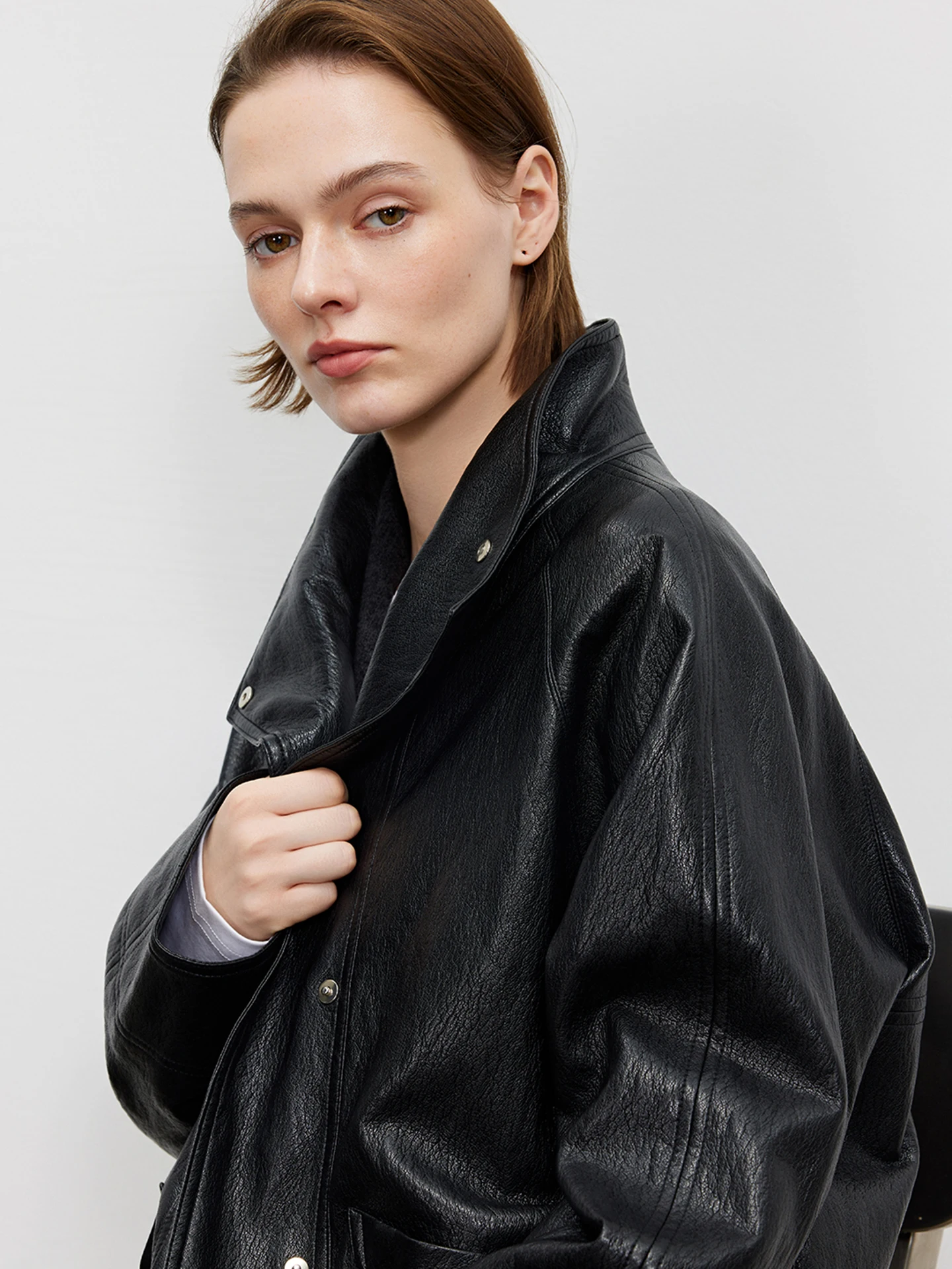 LUR ミニマリスト ヴィンテージ PUレザー ショートジャケット カジュアルスタイル スタンドカラー エコフレンドリー レディースファッション アウターウェア コート