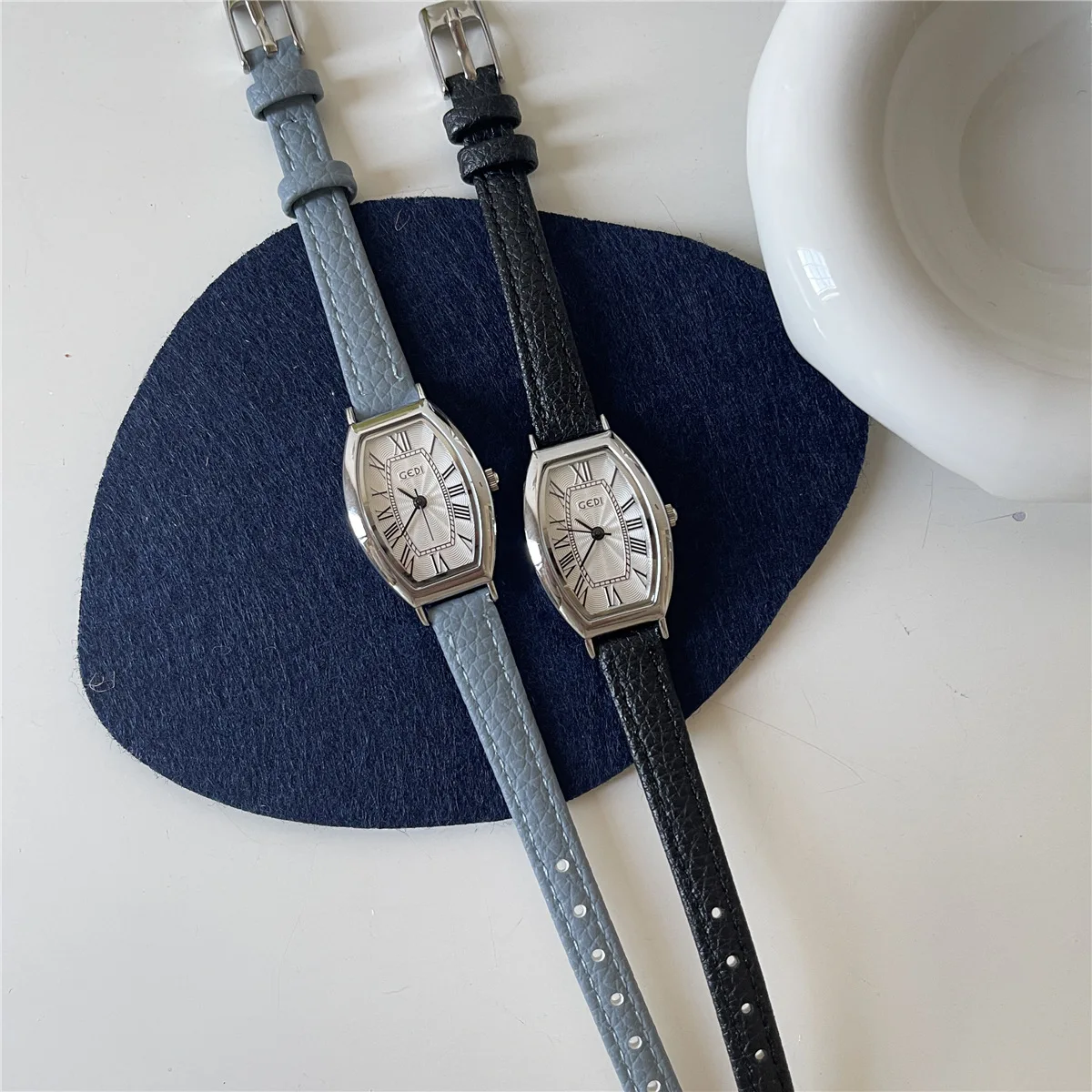 

KoreanStyle Minimalist HighEnd Barrel-Shaped Leather Watch For Female StudentsVersatile And Elegant Women'S Watch And Accessory.