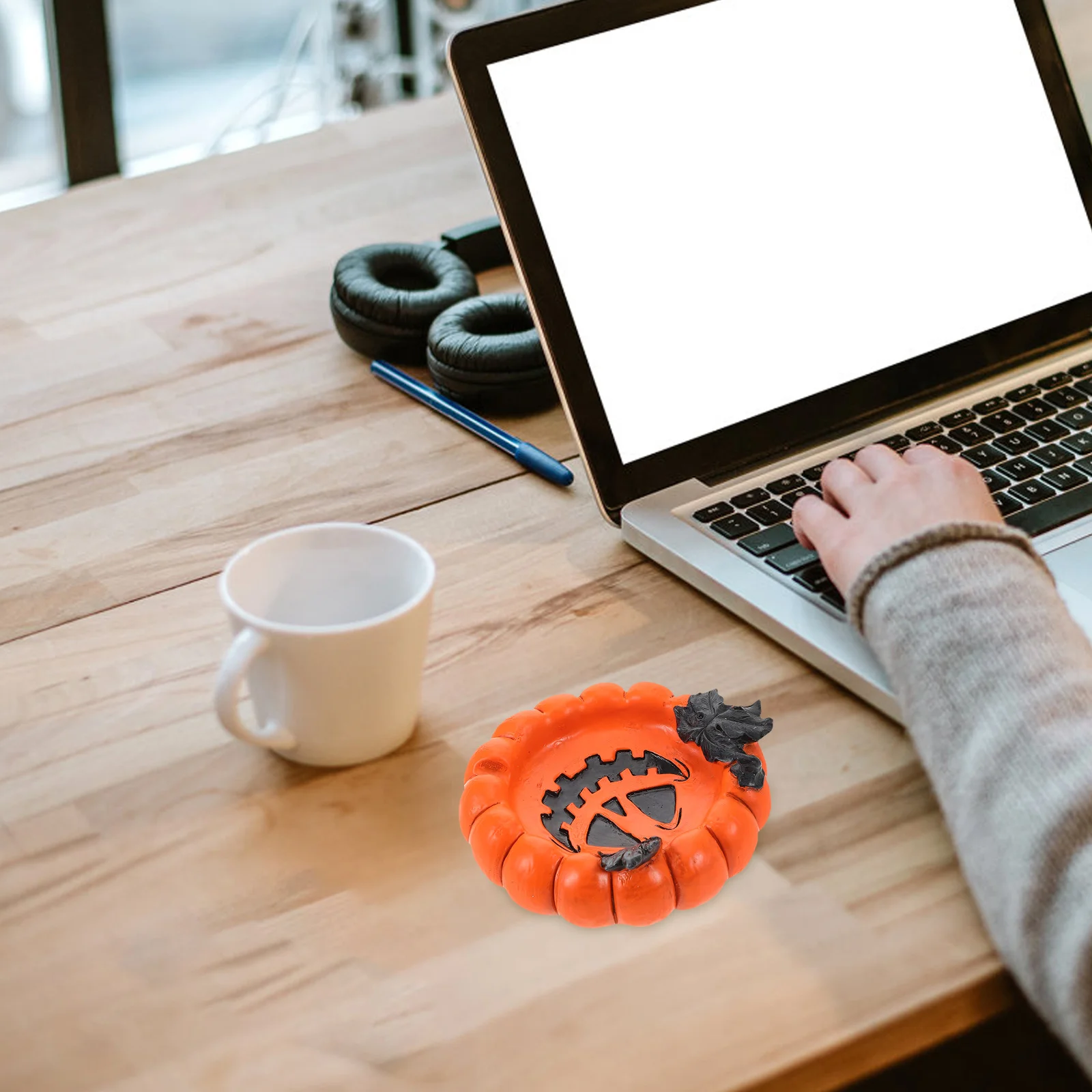 

Unique Pumpkin Ashtray Halloween Decor Resin Material Fine Artistry Attractive Addition Various Spaces