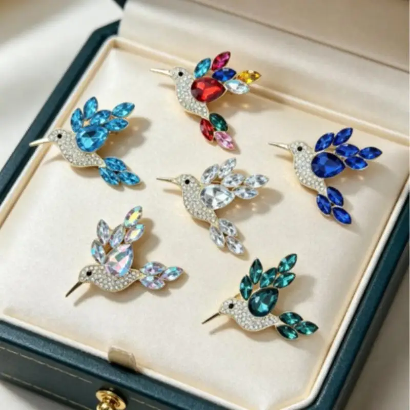 Shiny Rhinestone Parrot Lapel Pin for Vintage Animal Enthusiasts Gift Collection