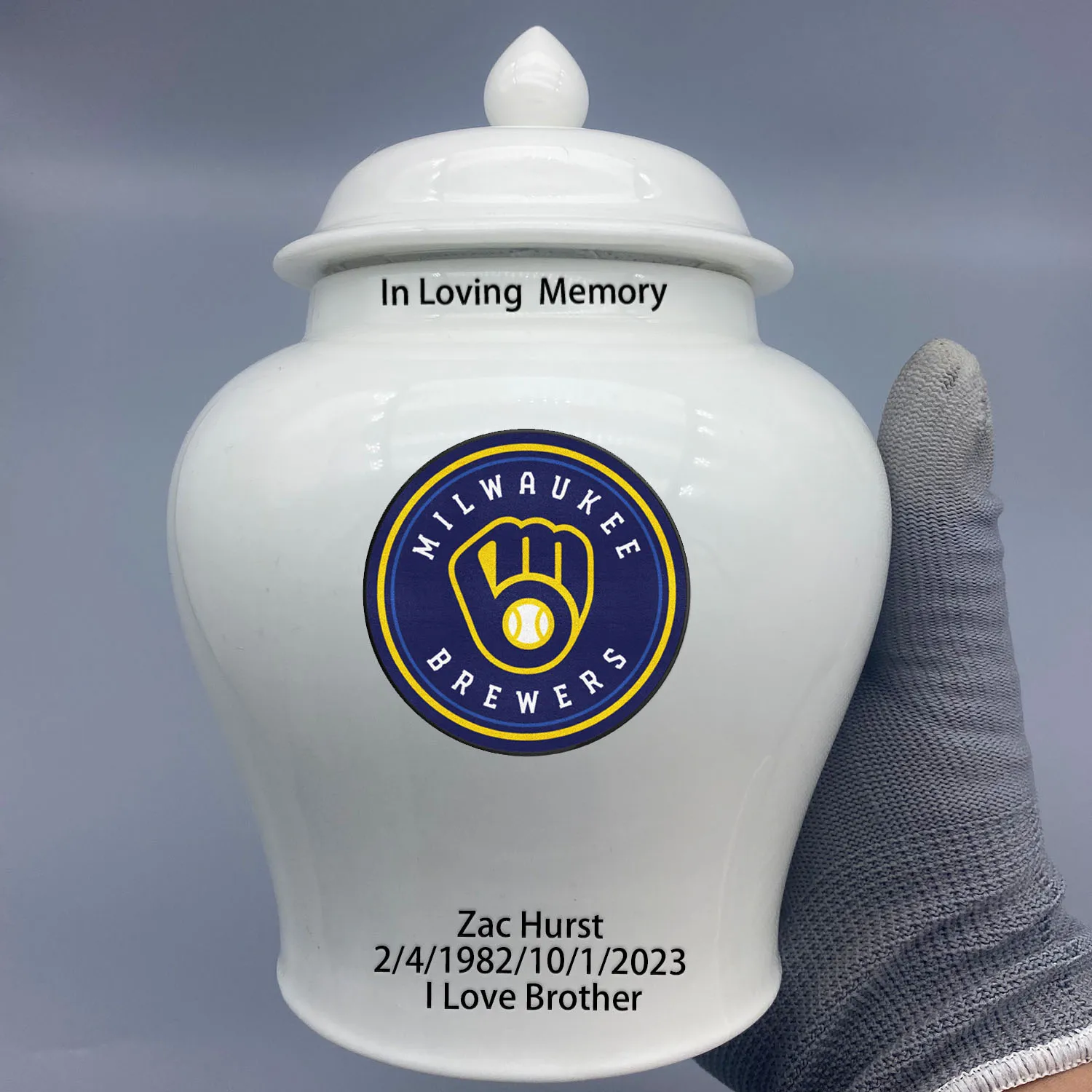 

Medium Urn for Milwaukee Brewers-baseball themed Custom.Send me the name/date you want to appear on the urn by Remark Message.