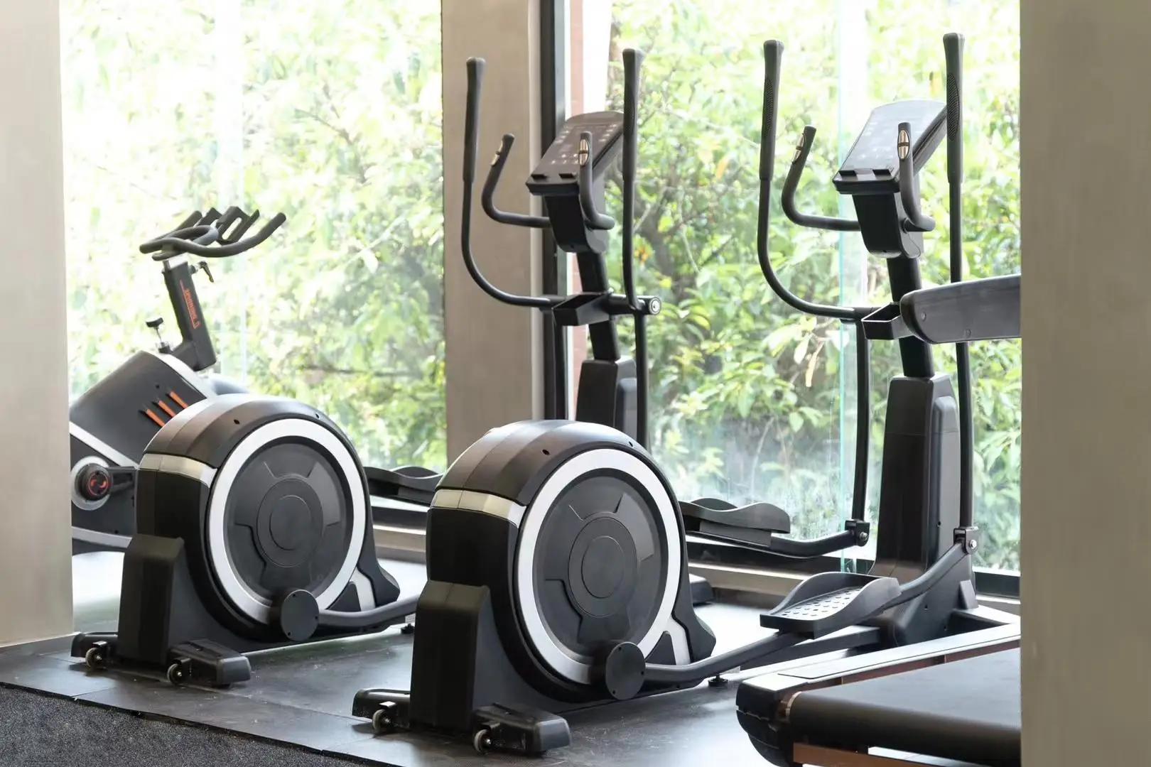 

Household fitness elliptical trainer Magnetic elliptical trainer for gym
