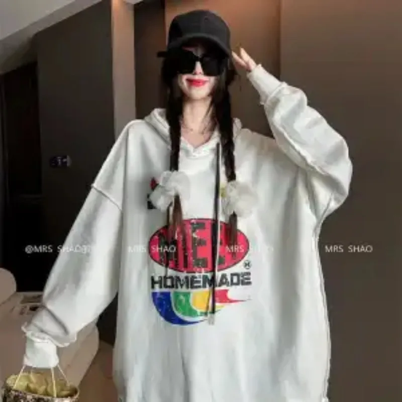 Felpa stampata a maniche lunghe con cappuccio casual allentata alla moda per le donne Top pullover di fascia alta autunno e inverno