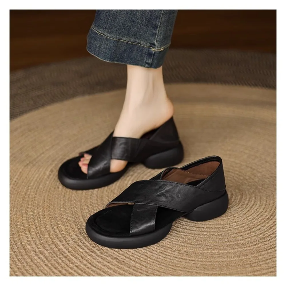 صنادل جلدية ناعمة حقًا بحزام متقاطع مفتوح من الأمام أحذية مسطحة صنادل مفتوحة من الأمام أحذية نسائية كاجوال