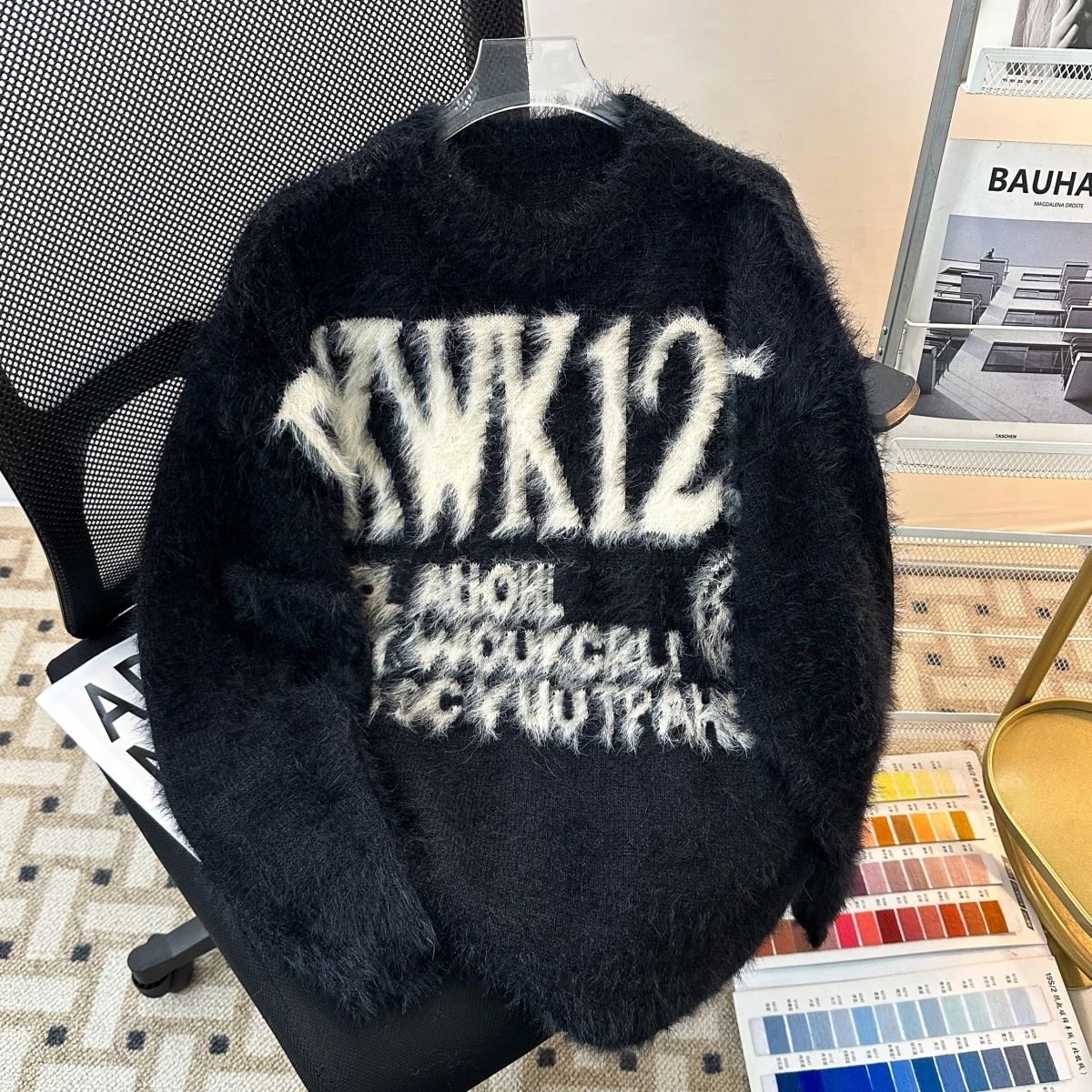 سترة رجالية بياقة مستديرة من الفرو الصناعي الناعم، بأسلوب أمريكي فضفاض متعدد الاستخدامات مع تطريز حروف، قميص محبوك للأزواج لف...