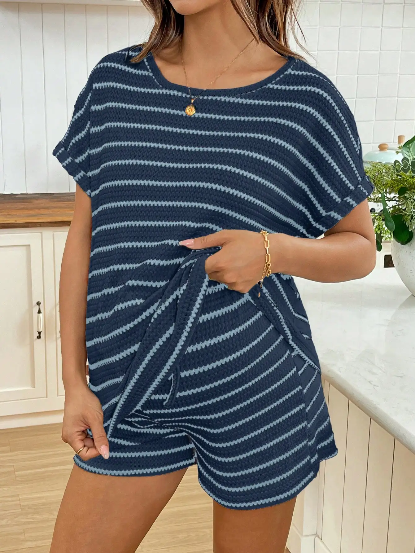 

Полосатый комплект из двух предметов: топ с круглым вырезом и рукавами «летучая мышь» и свободные брюки, повседневный летний стиль