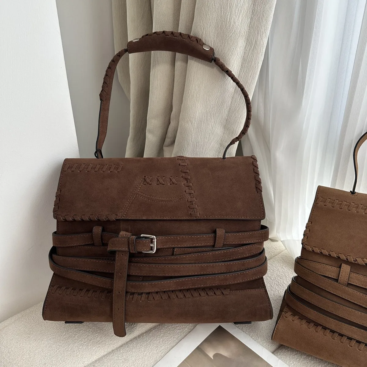 

Heavy Industry's high-quality frosted shoulder bag with fashionable belt buckle design, women's woven commuting bag