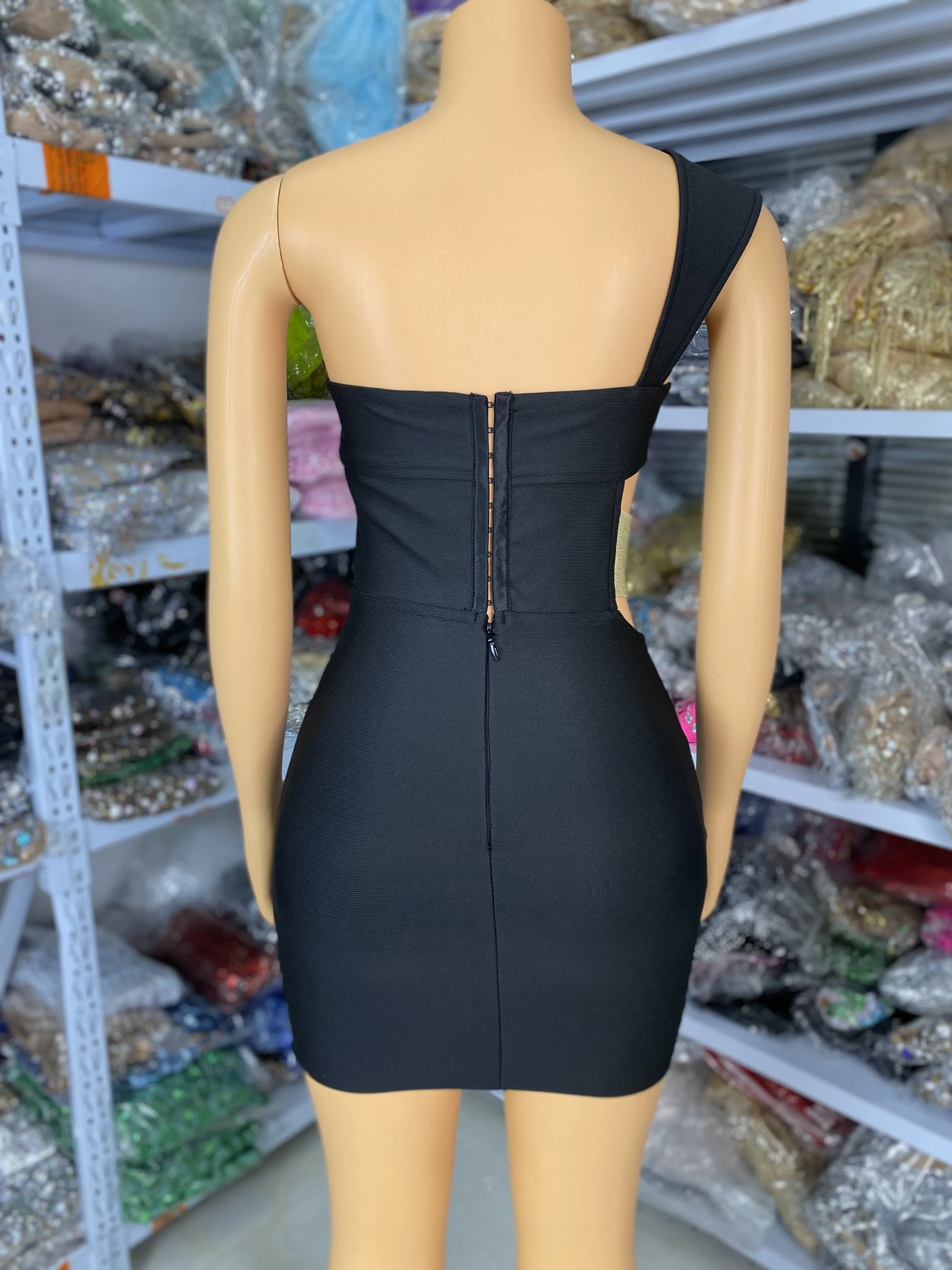 Mini vestido Bandage negro de nuevo diseño para mujer, vestido de fiesta de noche de celebridad con un hombro recortado con inserción dorada, moda de alta gama