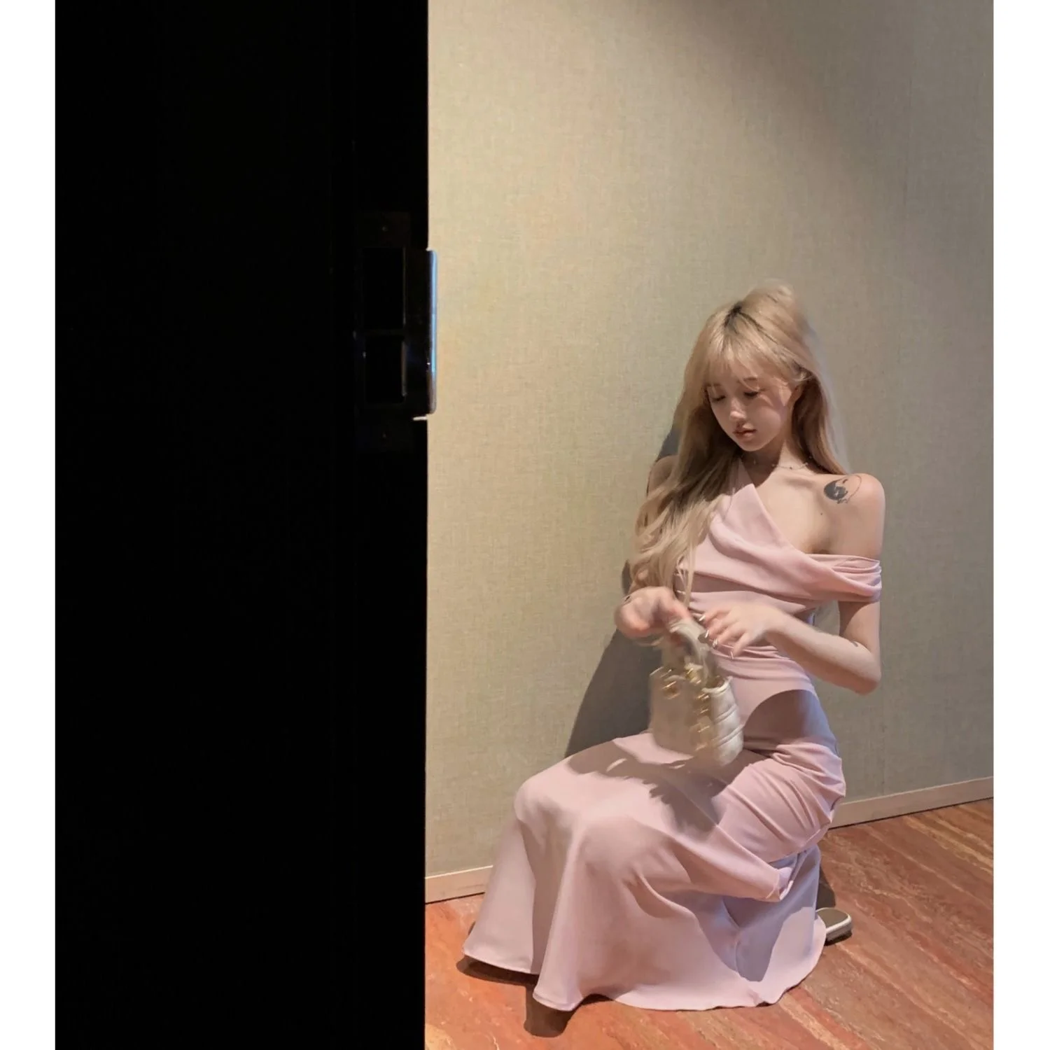 فساتين نسائية بدون أكمام فستان أحمر أنيق ربيعي من الساتان خط عنق مربع مطوي مبطن مطرز على الطراز الفرنسي نزهة ناعمة أنيقة