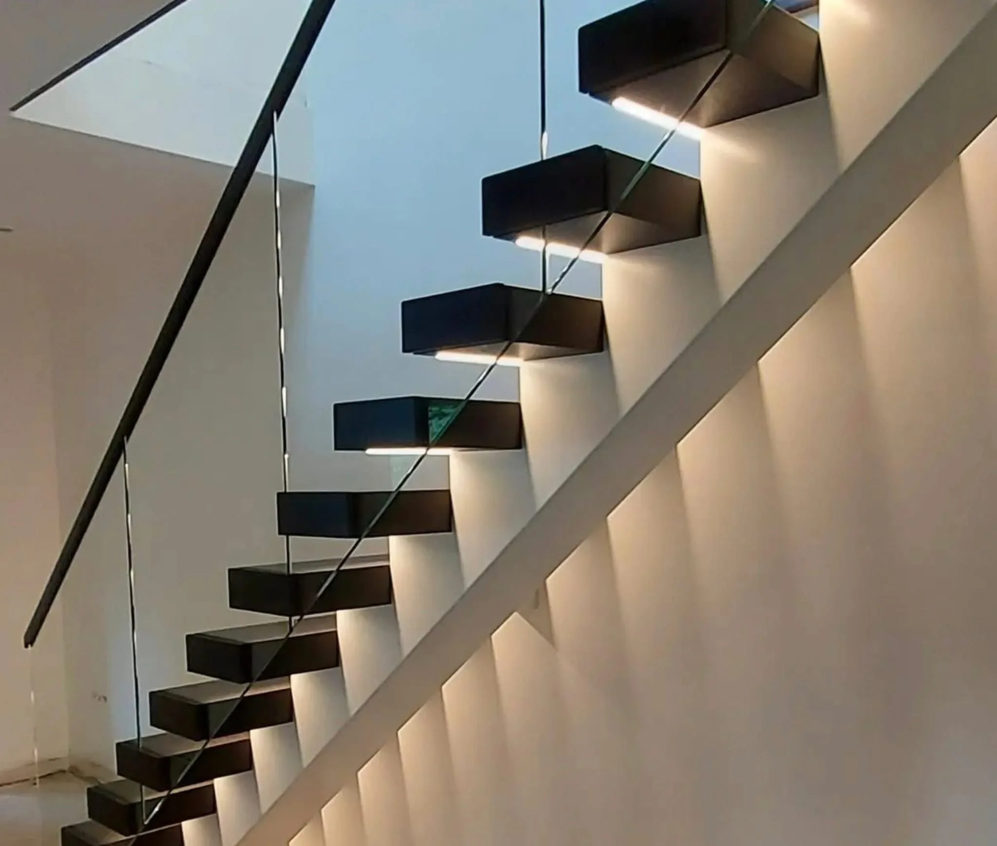 Personalizzazione delle scale galleggianti per interni galleggianti moderne in quercia bianca con ringhiera in vetro resistente, volo dritto in legno massello