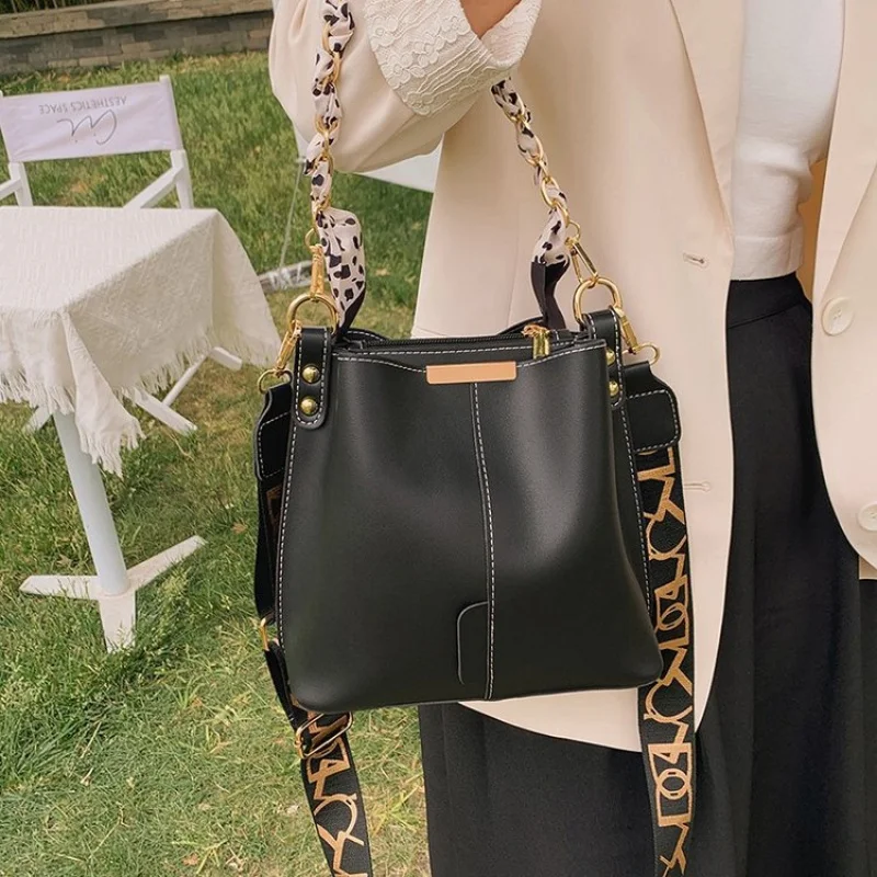 

Classy Ladies Crossbody-Bag Made Of Canyon-Printed Leather Featuring Silken Spacious Durable Trendy Andorra Modern Style