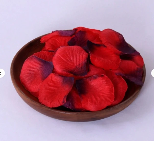 1000 قطعة من القماش غير المنسوج يحاكي بتلات الورد، وهو مناسب جدًا لعيد الحب وخاصة للحفلات الموصلة.