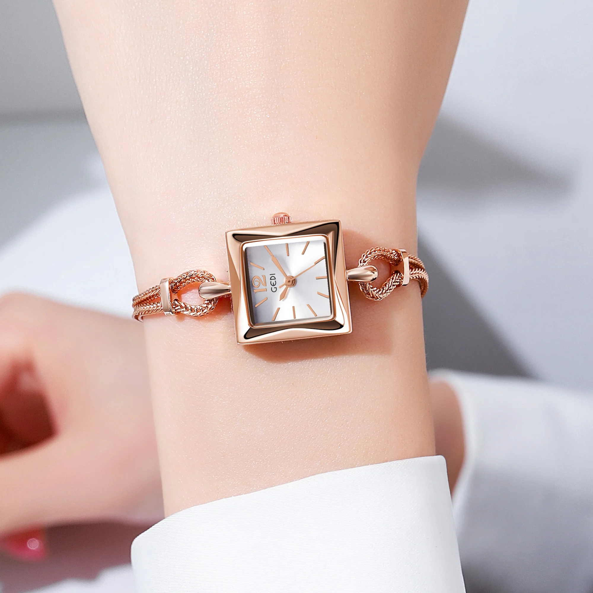 

Niche high-end women's watch simple small square plate alloy bracelet watch ladies medieval style quartz watch