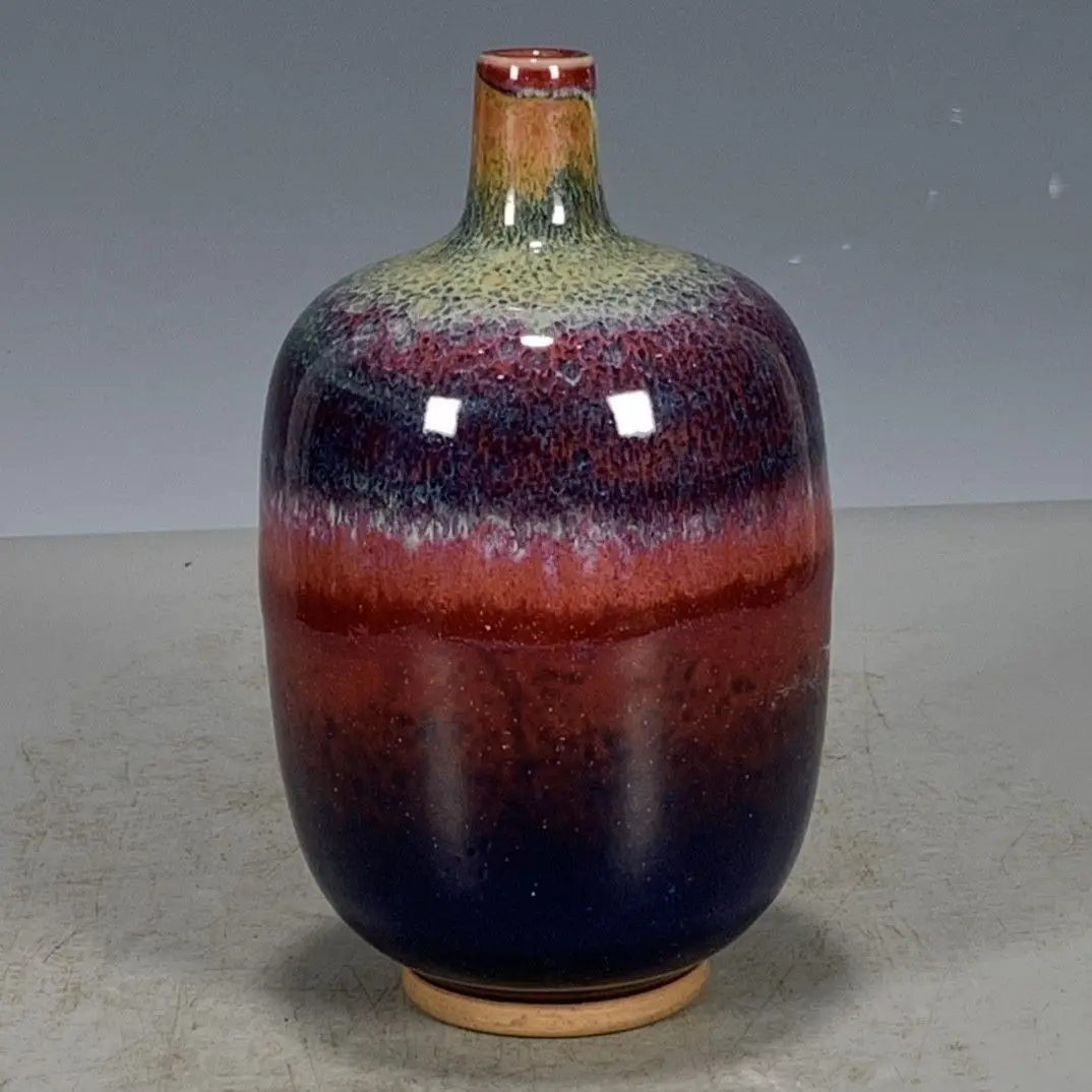 A replica of the Chinese kiln Jun porcelain kiln, with a small mouth for decorative appreciation vases