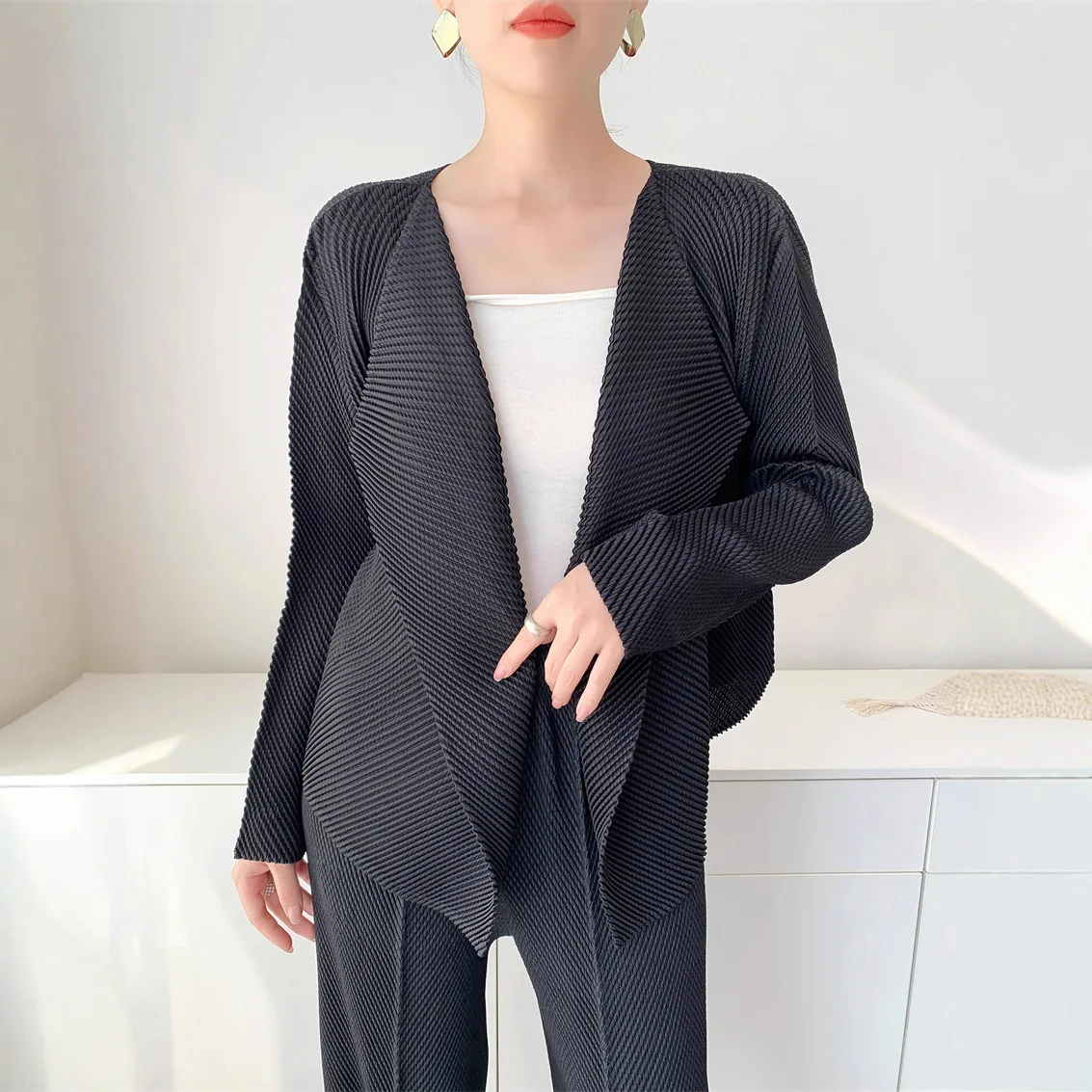 Miyake Fold 2025 Fish Scale Fold Coat for Women's Spring and Autumn Outerwear Top Design Texture Cardigan Comfortable and Casual