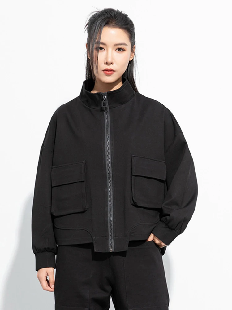 [EAM] Black Pocket Big Size Casual Jacket New Stand Collar Long Sleeve Women Coat Fashion Tide Spring Autumn 2024 1DH5067