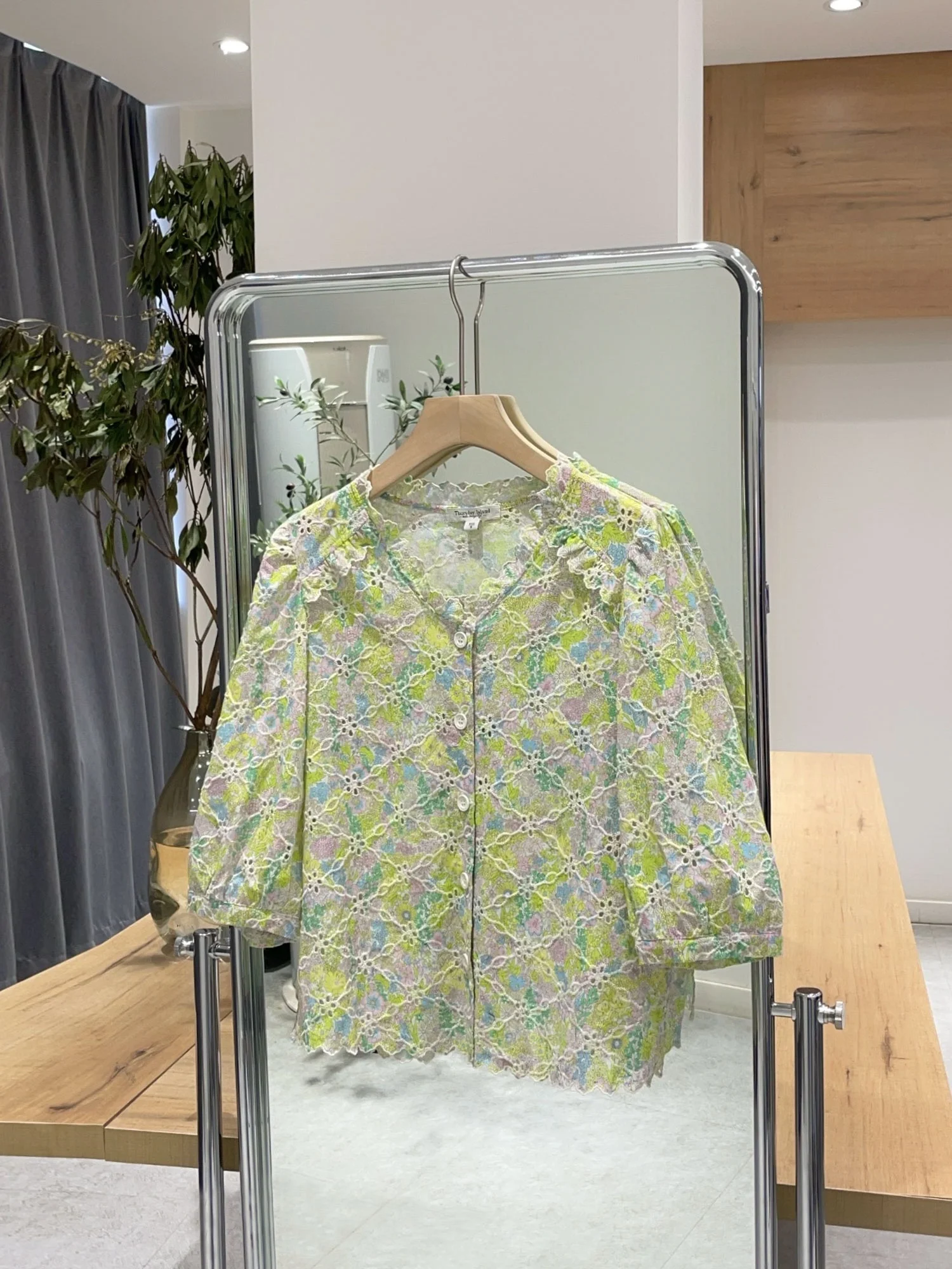 เสื้อผ้าแบรนด์ใหม่ Nok Xiaola คอลเลคชั่นฤดูใบไม้ผลิ 2025 รุ่น 'Summer Splendor' ปักลาย V-neck ผ้าฝ้ายเนื้อนุ่ม ทรงบับเบิ้ล โปร่งลายฉลุ