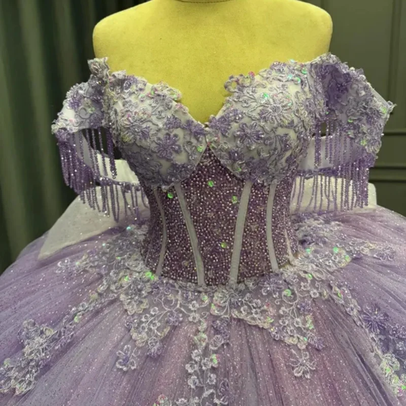 

Блестящие фиолетовые платья Quinceanera по индивидуальному заказу с открытыми плечами, хрустальная наклейка, кружевное многослойное тюлевое платье с длинным хвостом, Vestido 15, Quinceanera