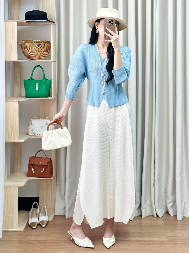 

Синий комплект с длинными рукавами и юбкой-блумерами: минималистичный летний наряд от Sanza Art Creation, модная юбка-миди с драпировкой.