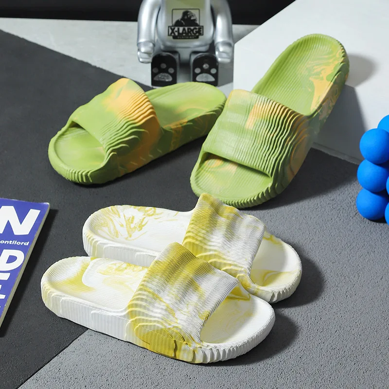 1 زوج من الرجال والنساء النعال الصيف داخلي المنزل 2024 جديد الحمام المضادة للانزلاق لينة وحيد النعال إيفا موضة الاتجاه النعال