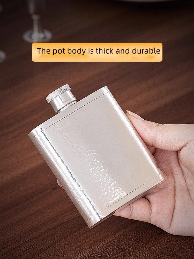 

Стерлингового серебра 99. Винный горшок с узором молотка. Портативная бутылка вина. Открытый бытовой небольшой вместительный одинарный серебряный винный набор.