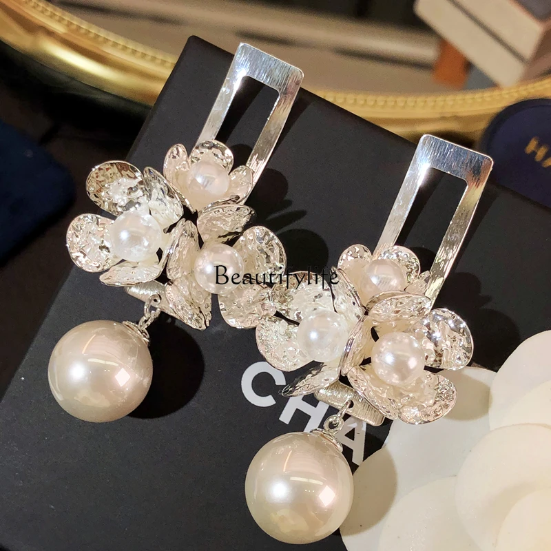 

Cold wind pleated three-dimensional flower earrings niche design sense premium super fairy stud earrings