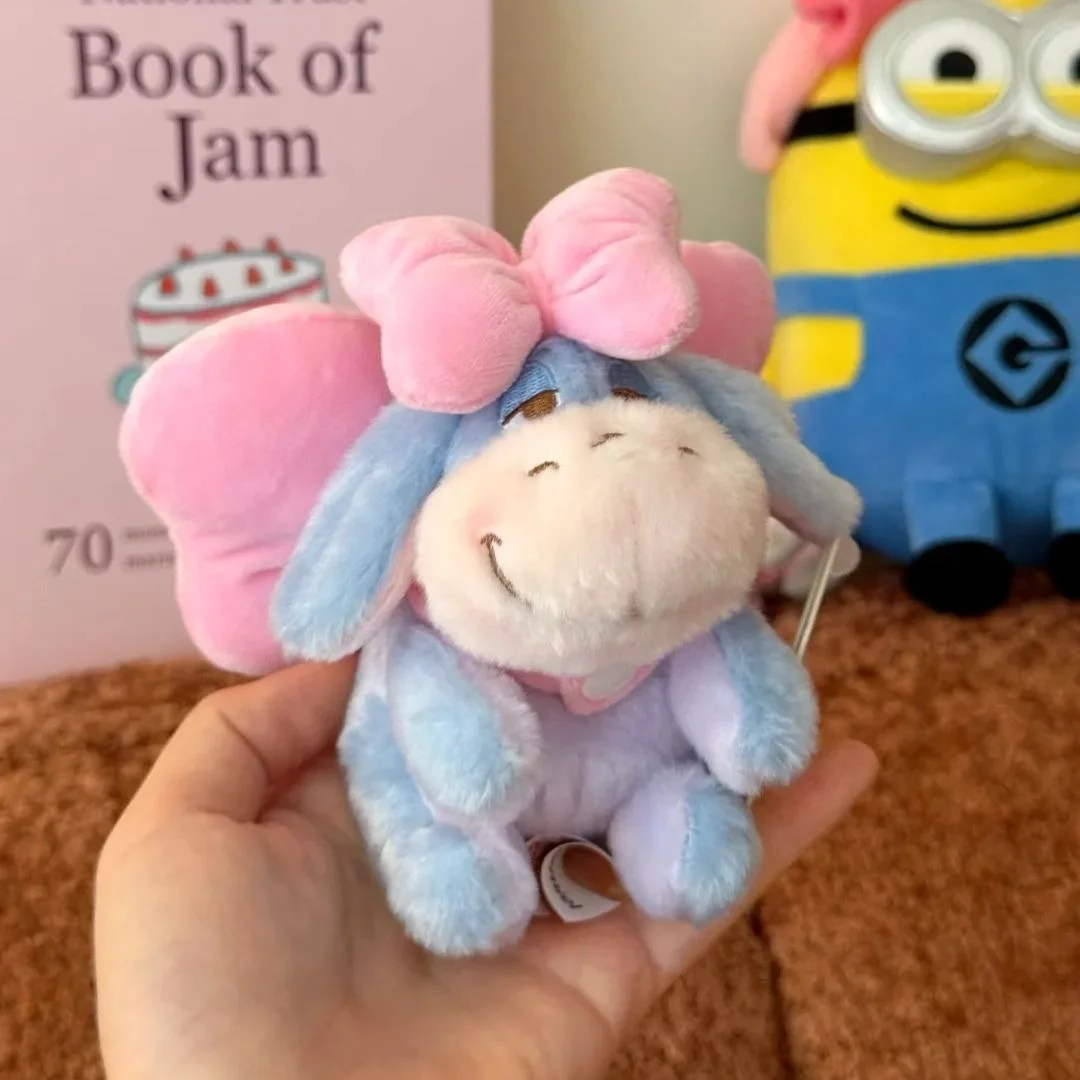 

В наличии: Дисней Тигр, Иаиор, Винни-Пух, пижамы-куклы для девочек, одежда для переодевания, украшения для рюкзаков, игрушки.