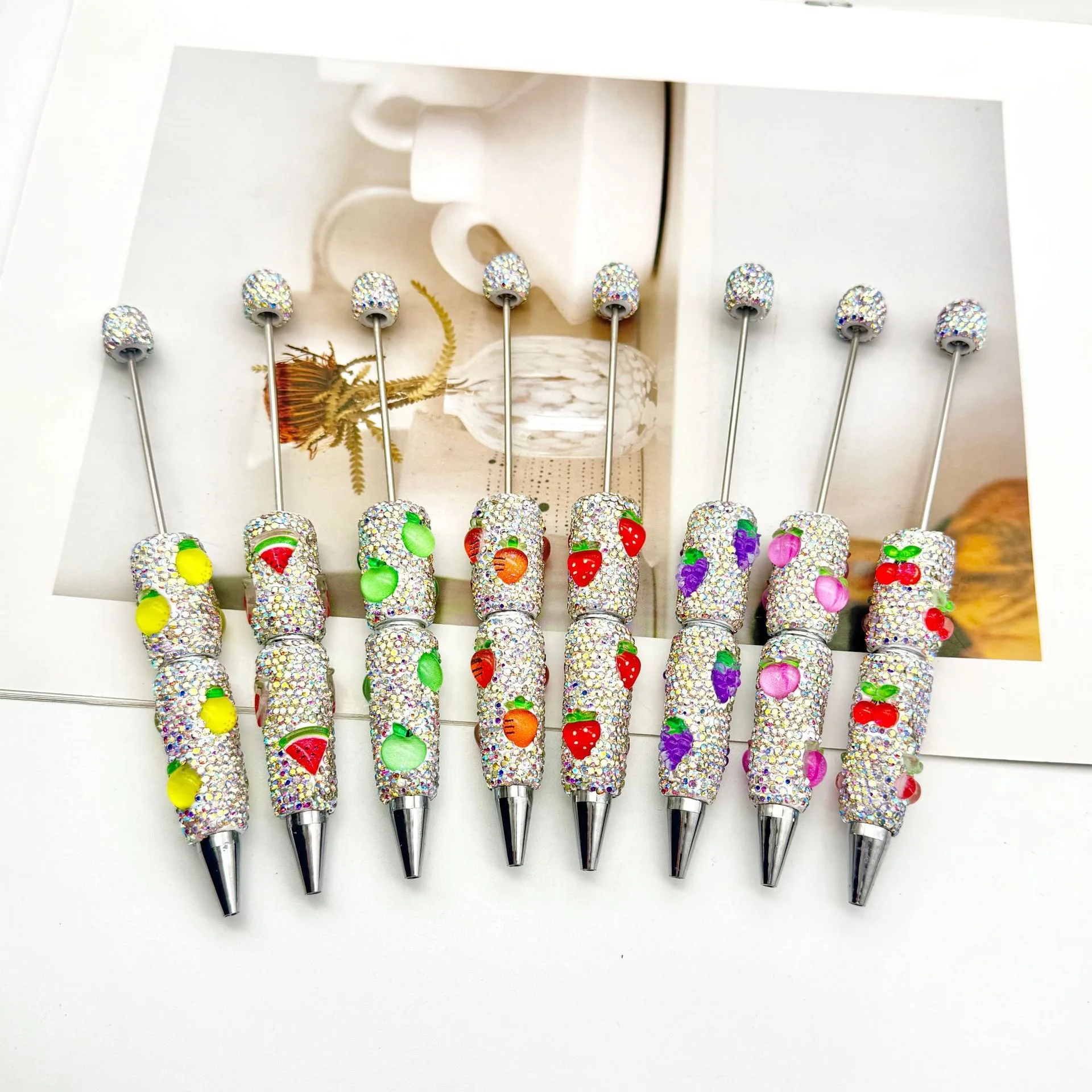 

9 шт. новая ручка с бриллиантами и фруктами, клубникой, блестящая шариковая ручка ручной работы, шариковая ручка из бисера, студенческие офисные принадлежности, ручки для подписи, подарки, ручки