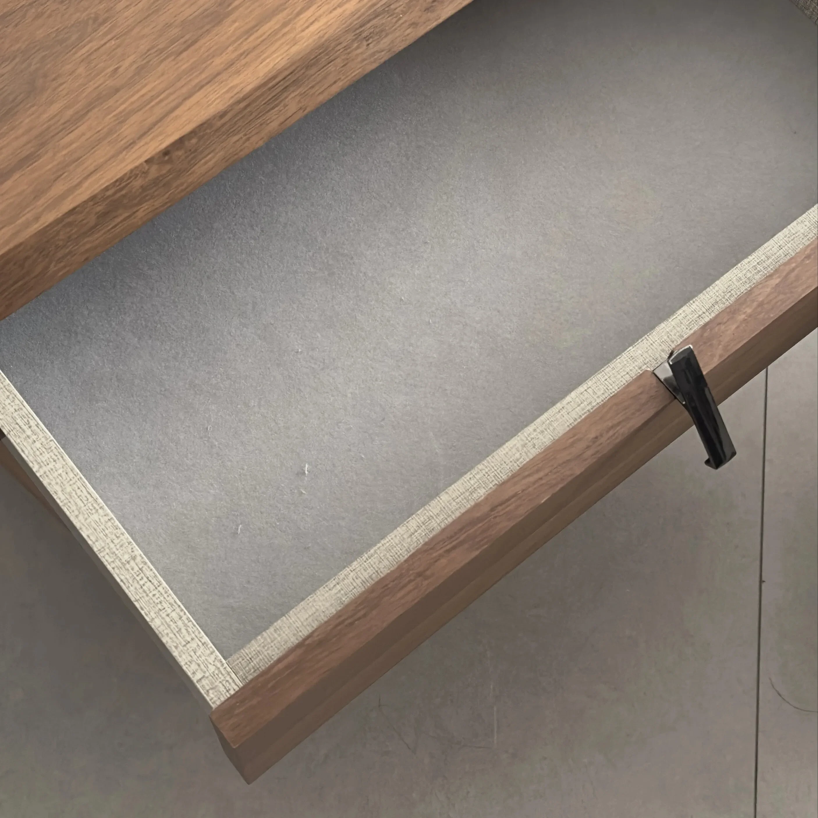 طاولة سرير فاخرة حديثة بتصميم فريد من نوعه من الخشب الصلب قابلة للتمديد لأثاث منضدة غرفة النوم الإبداعية في الفندق