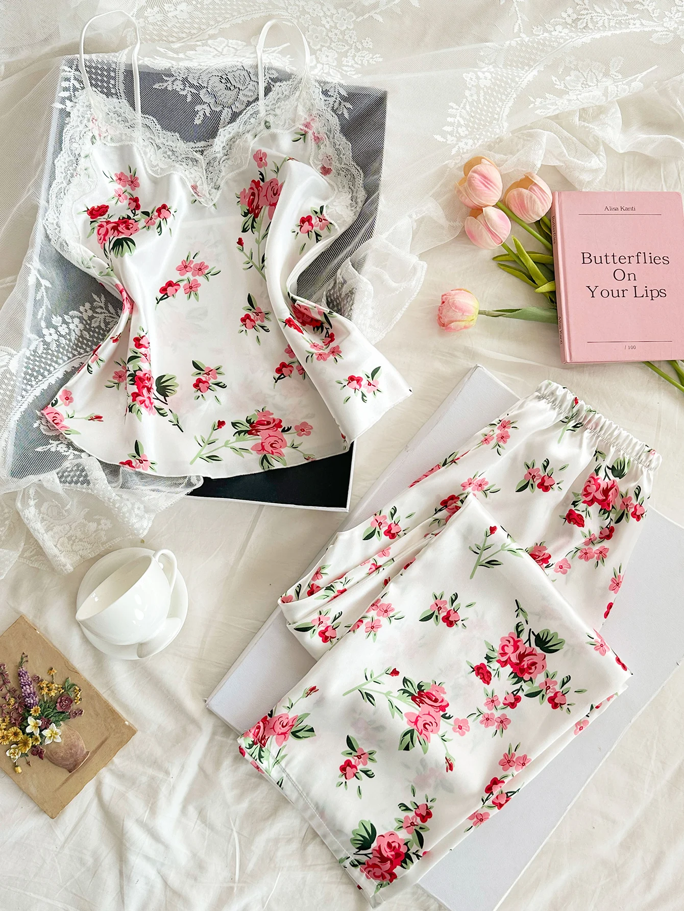 

Женский комплект из 2 предметов: элегантный и романтичный топ с V-образным вырезом и кружевом, а также брюки. Удобная и дышащая женская одежда.