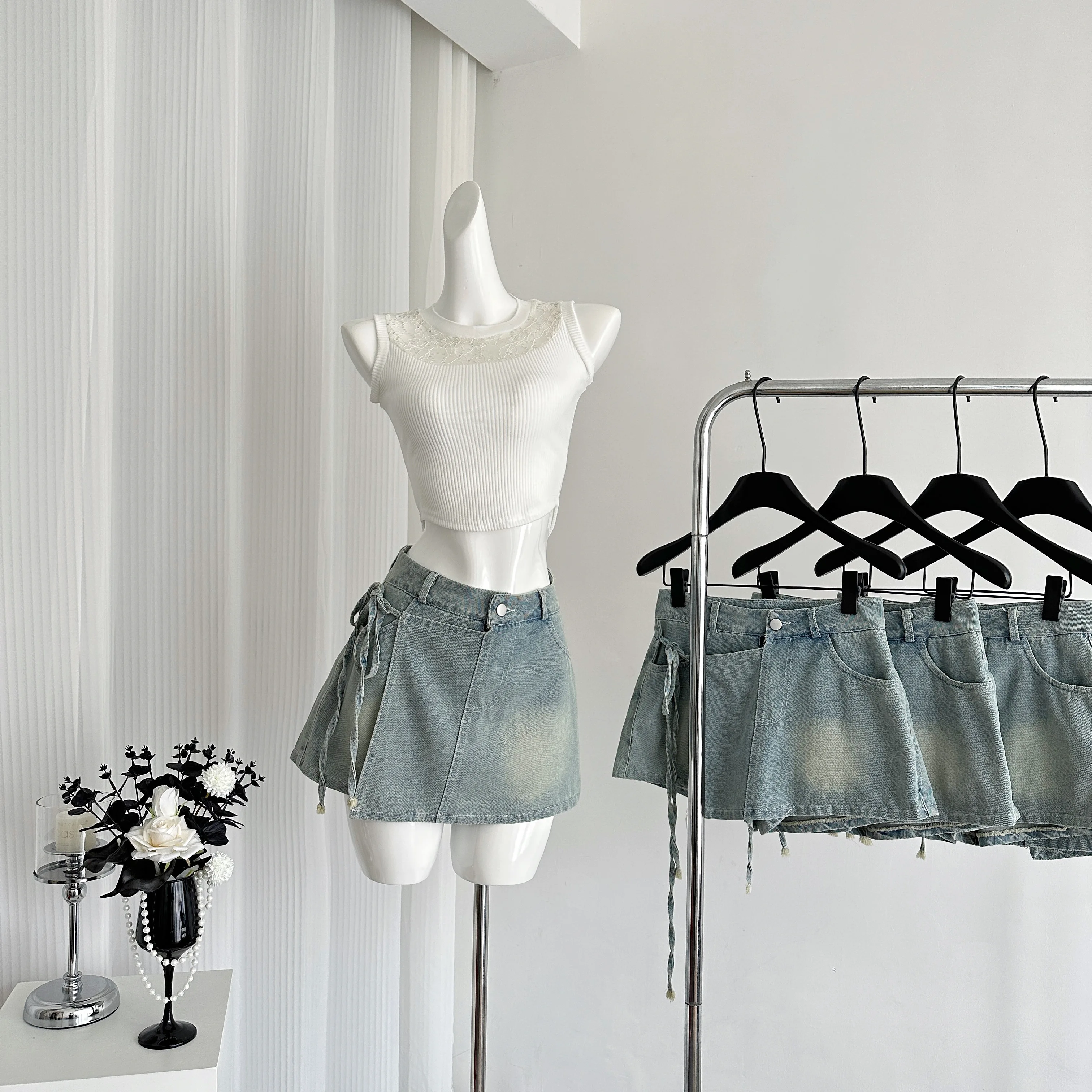 

The new summer 2024 edition B features a milky blue leg length denim skirt, pants, and a half length short skirt for women