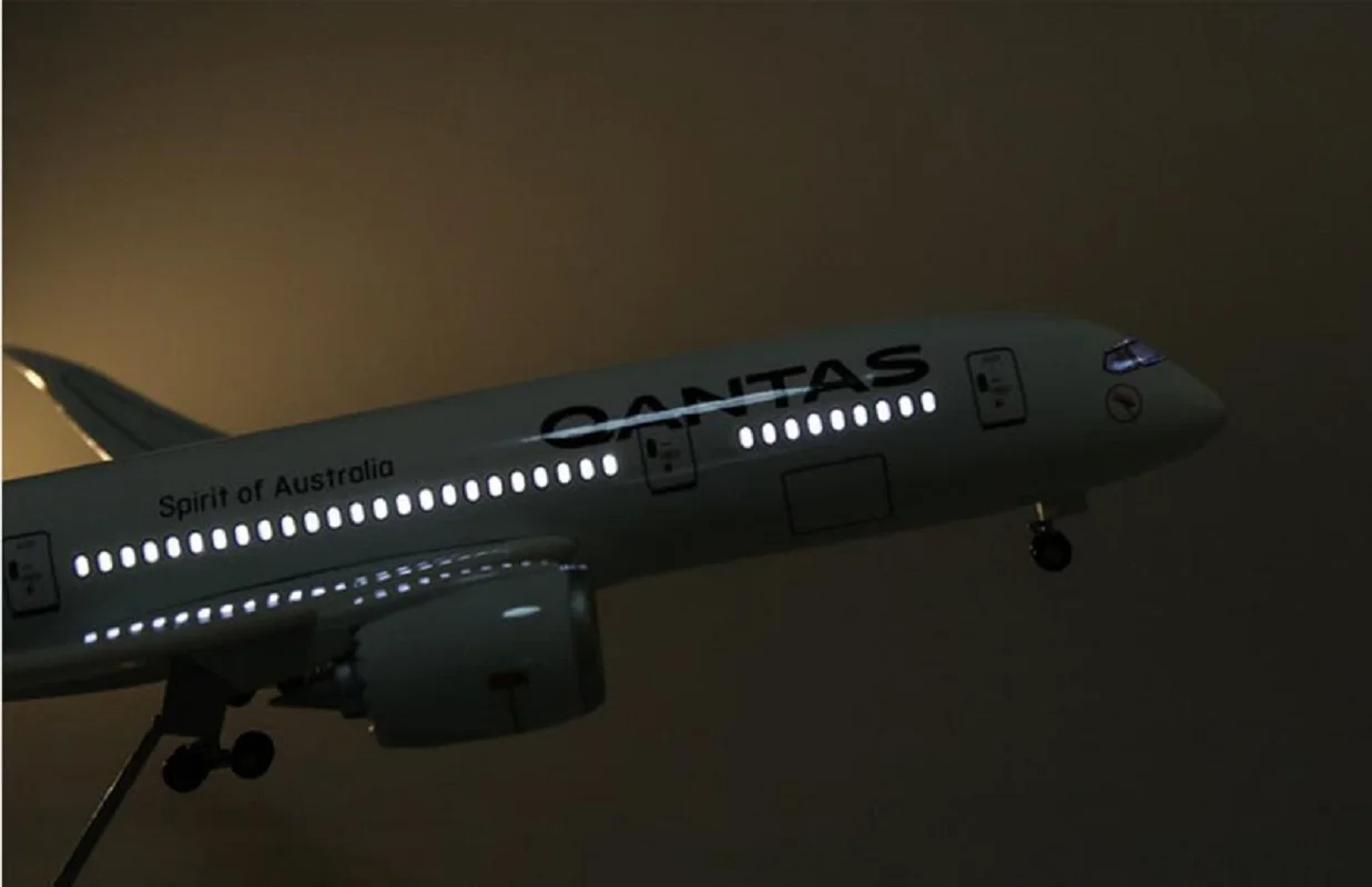 1/130 Schaal 47Cm Vliegtuig B787 Dreamliner Vliegtuigen Qantas Airways Airlines Model W Licht En Wielen Diecast Plastic Vliegtuig Speelgoed