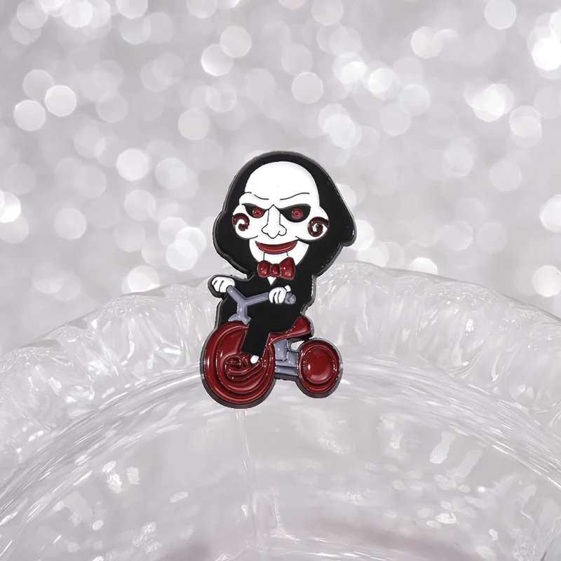 فيلم الرعب بانوراما بيلي الميكانيكية دمية المينا دبوس مهرج على دراجة هالوين بروش شارة التلبيب مجوهرات هدية للأصدقاء