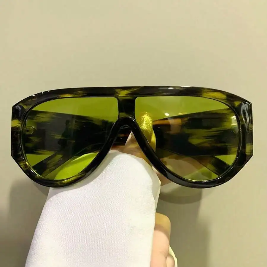 

Oversized Shield-Style Sunglasses with Tortoiseshell Frame and Green Tinted Lenses