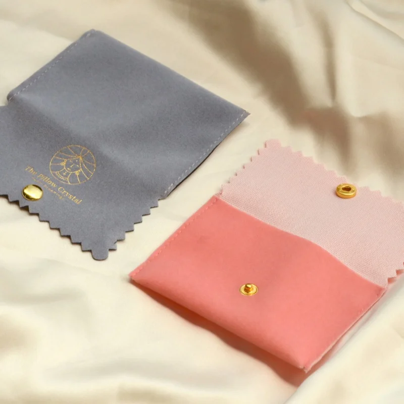 Sac d'emballage de bijoux populaire avec logo imprimé personnalisé, produit personnalisé, enveloppe en daim rose, thérapeute de bijoux avec bouton et sac