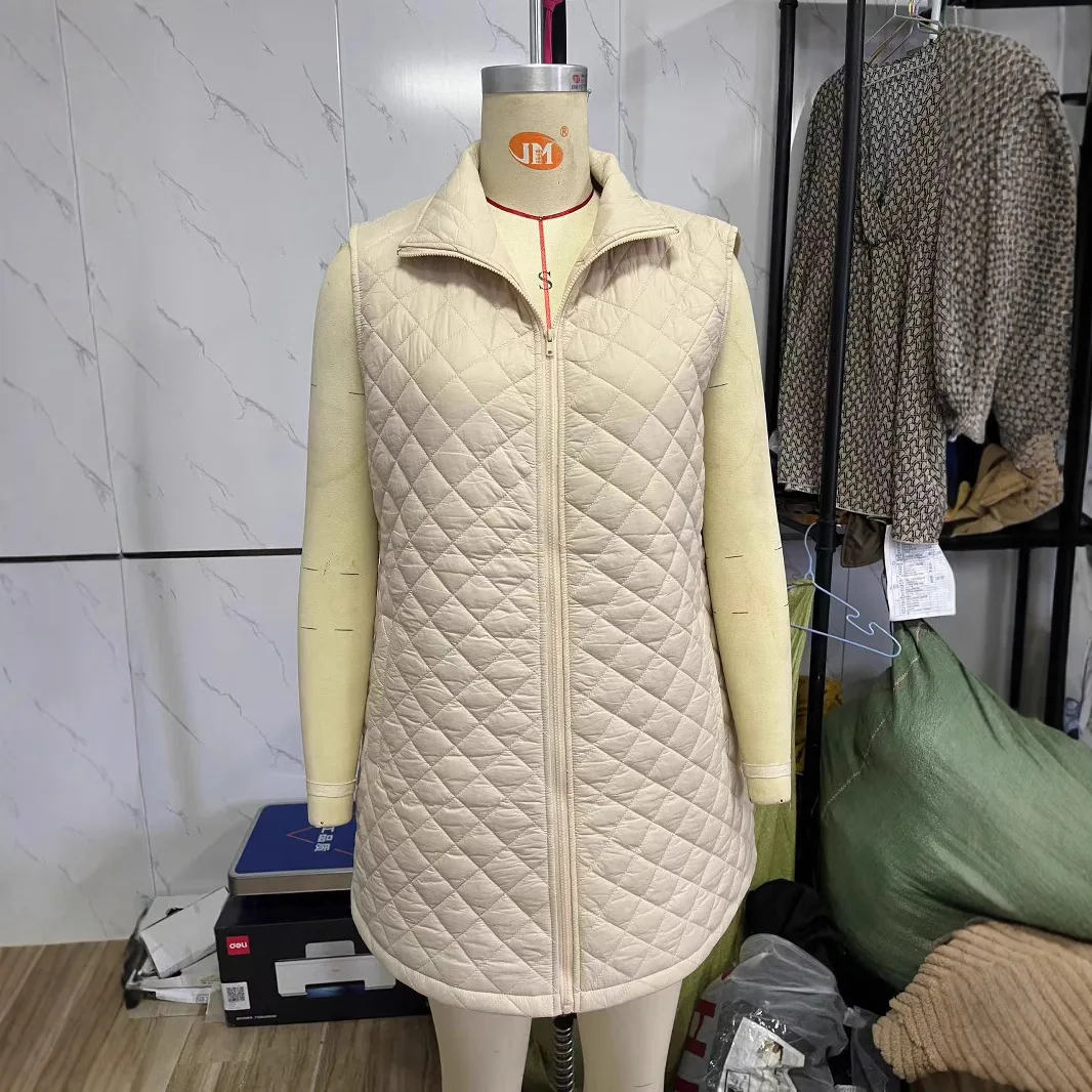 سترة قطنية جديدة لخريف وشتاء 2025 بلون ماسي مع جيوب بسحاب