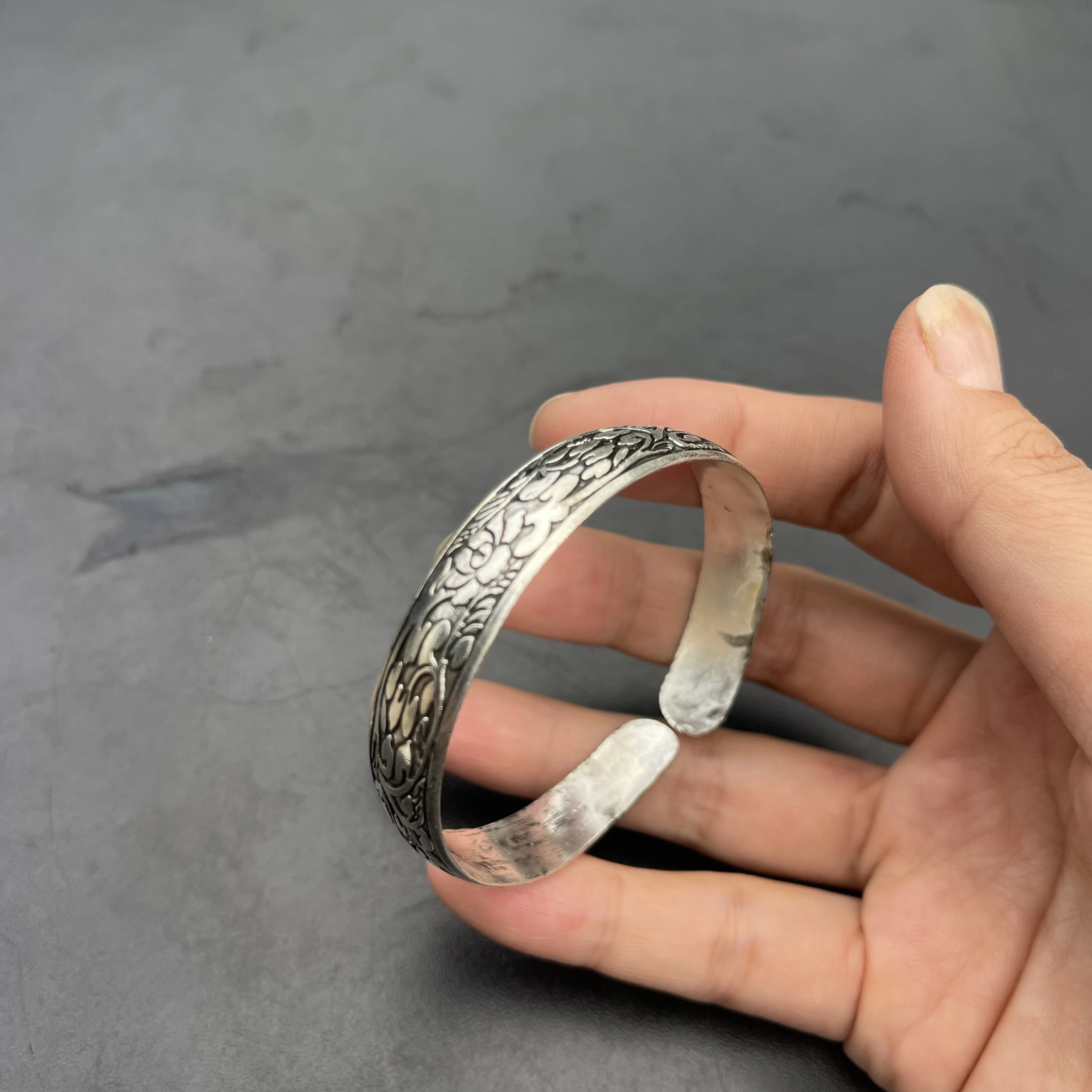 Vintage Silver Open Cuff Bangle Bracelet for Women, Floral Engraved Pattern Wide Bangle, Retro Fashion Jewelry Gift for Daily We
