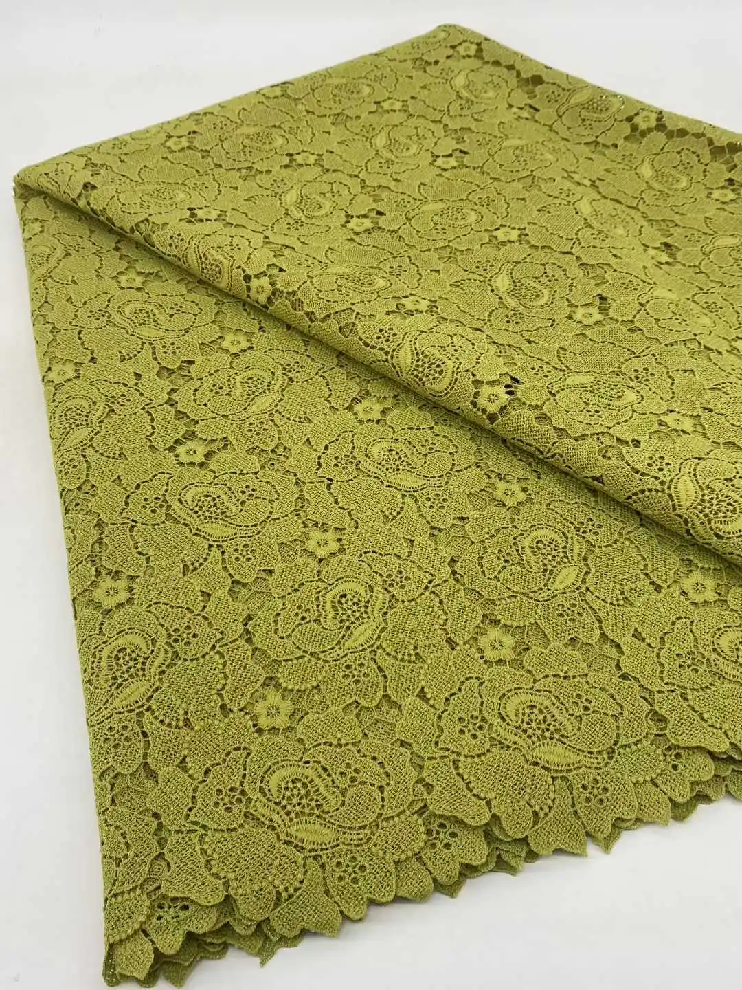 水溶性ミルクシルクレース生地、高品質アフリカギピュールレース、ドレスやホームドレス用の精巧な花柄刺繍入り